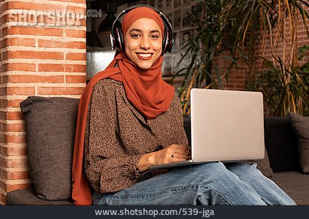 
                Zuhause, Laptop, Muslimin, Hidschab                   