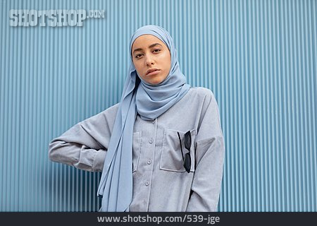 
                Selbstbewusst, Porträt, Muslimin, Hidschab                   
