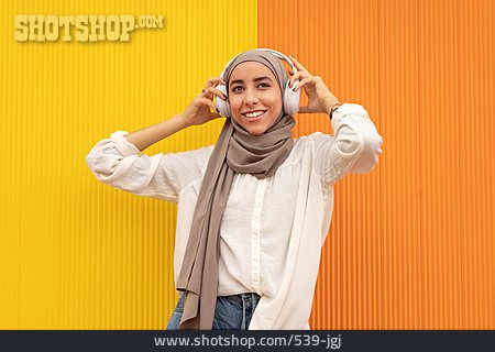 
                Mode, Muslimin, Musik Hören, Hidschab                   
