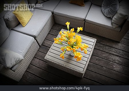 
                Blumenstrauß, Zucchiniblüte, Terrassenmöbel                   
