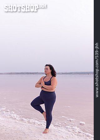 
                Yoga, Body Positivity, Plus-size-model                   