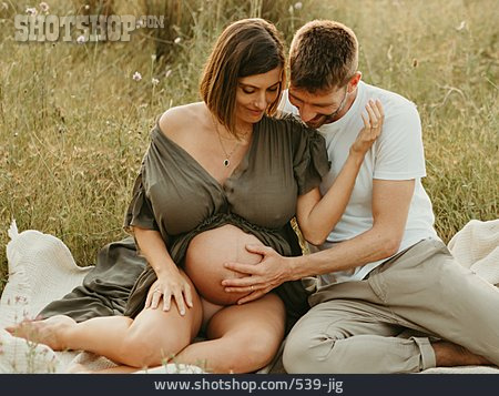 
                Paar, Schwangerschaft, Babybauch, Berührung                   