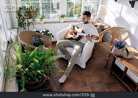
                Zuhause, Musiker, Gitarre Spielen                   