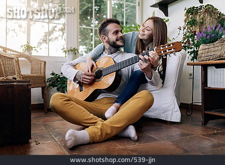 
                Paar, Zuhause, Musik, Gitarre Spielen                   