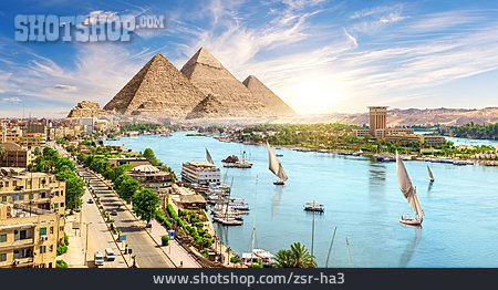 
                Pyramiden, Nil, Assuan                   