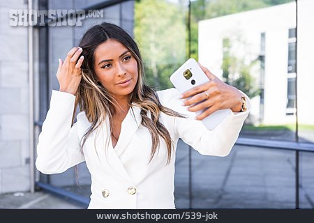 
                Geschäftsfrau, Smartphone, Selfie                   