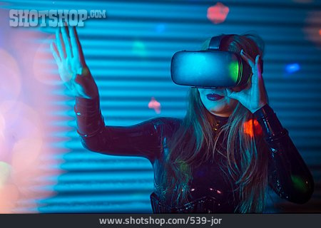 
                Virtuelle Realität, Simulation, Videobrille, Metaverse                   