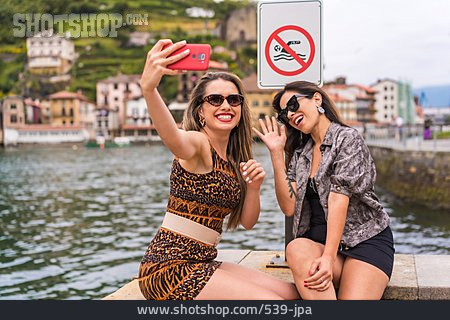 
                Freundinnen, Sommerurlaub, Selfie                   