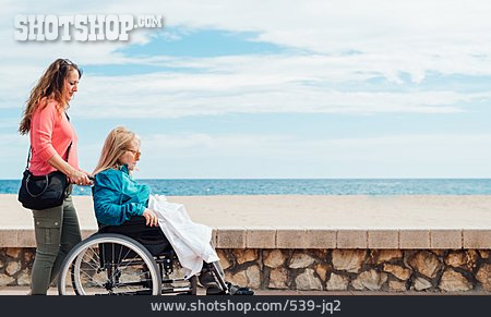 
                Rollstuhl, Gehbehindert, Rollstuhlfahrerin, Sommerurlaub                   
