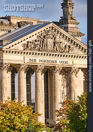
                Reichstagsgebäude, Dem Deutschen Volke                   