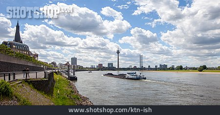 
                Düsseldorf, Rhein, Rheinkniebrücke, Rheinuferpromenade                   