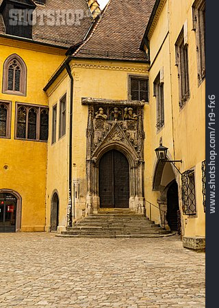 
                Altes Rathaus, Portal, Regensburg                   