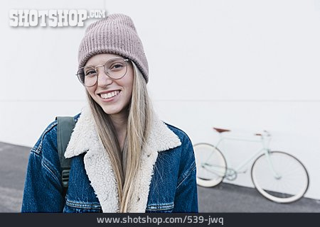 
                Junge Frau, Urban, Porträt, Fahrradfahrerin                   