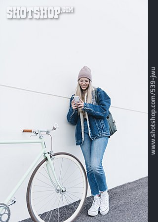 
                Junge Frau, Mobile Kommunikation, Fahrrad                   