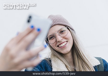 
                Junge Frau, Smartphone, Selfie                   