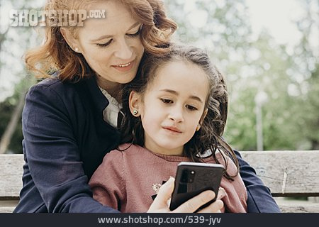 
                Mutter, Lesen, Tochter, Smartphone                   