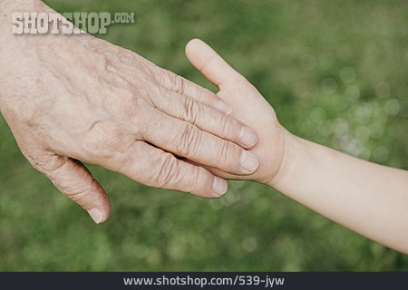 
                Hand Halten, Fürsorge, Gemeinsam, Verbundenheit, Generationen                   