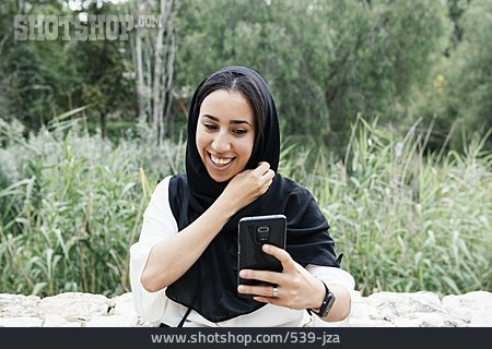 
                Junge Frau, Muslimin, Hidschab, Selfie                   