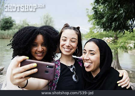 
                Spaß, Freundinnen, Multikulturell, Selfie                   
