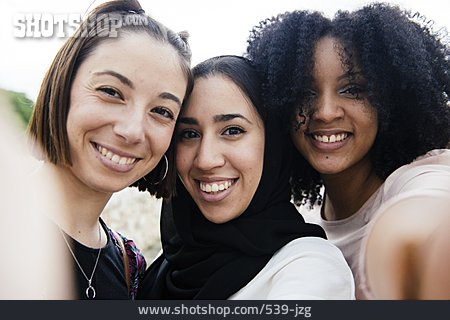 
                Glücklich, Freundschaft, Freundinnen, Multikulturell, Selfie                   