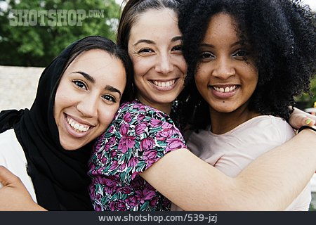 
                Lächeln, Glücklich, Zusammenhalt, Zuneigung, Freundinnen, Multikulturell                   