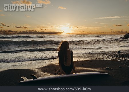 
                Sonnenuntergang, Strand, Surferin                   
