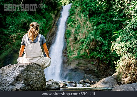 
                Junge Frau, Wasserfall, Meditation, Naturnah                   