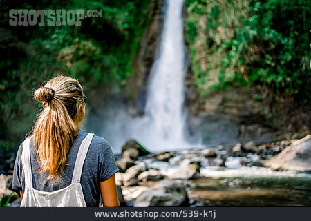 
                Junge Frau, Wasserfall, Naturerlebnis                   
