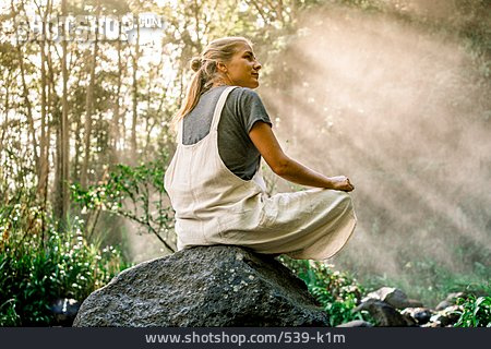 
                Junge Frau, Urwald, Meditieren, Naturnah                   