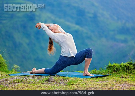 
                Yoga, Rückbeuge, Flexibilität, Anjaneyasana                   