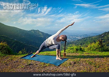 
                Yoga, Outdoor Yoga, Utthita Parshvakonasana                   