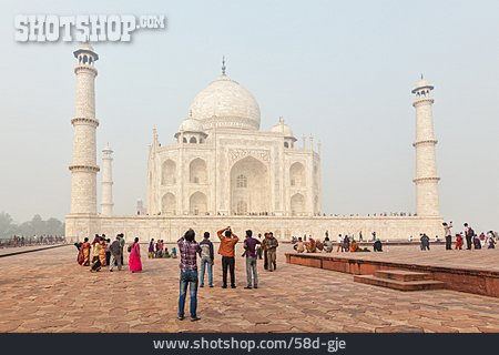 
                Touristen, Taj Mahal                   