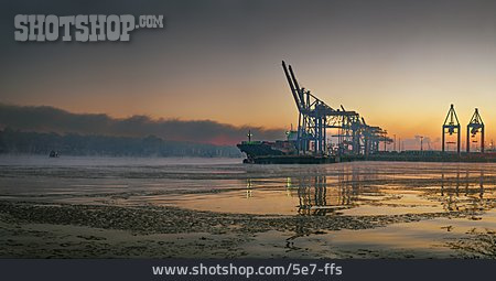 
                Sonnenaufgang, Industriehafen                   