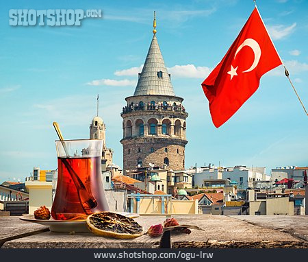 
                Istanbul, Galataturm, Türkischer Tee                   
