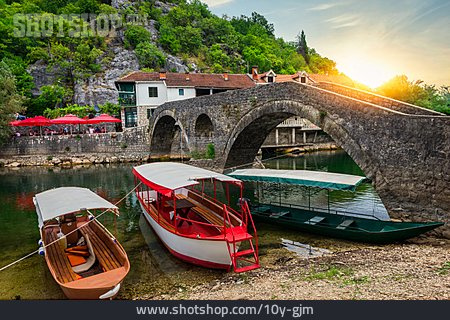 
                Boote, Alte Brücke, Rijeka Crnojevića                   