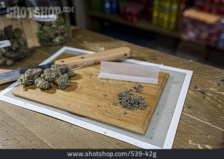 
                Joint, Schneidebrett, Marihuana, Hanfblüte, Zigarettenpapier                   