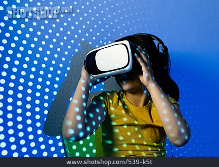 
                Mädchen, Virtuelle Realität, Videobrille, Head-mounted Display                   