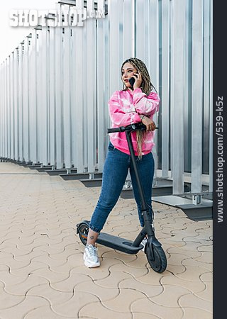 
                Telefonieren, Urban, E-scooter, Street Style                   