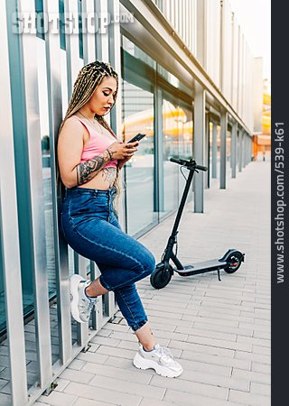 
                Junge Frau, Städtisches Leben, Mobil, E-scooter, Street Style                   