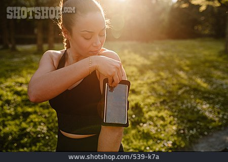 
                Sportlerin, Befestigen, Smartphone, Sportarmband                   