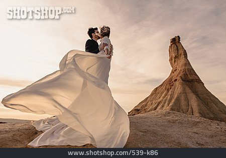 
                Wüste, Hochzeitskleid, Hochzeitspaar, Bardenas Reales                   