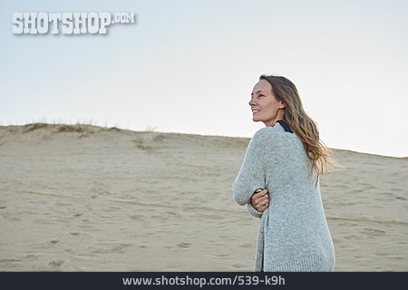 
                Junge Frau, Strandspaziergang, Düne                   