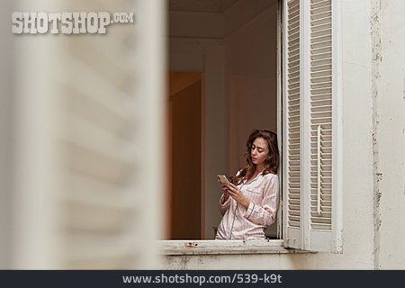 
                Junge Frau, Fenster, Pyjama, Online                   