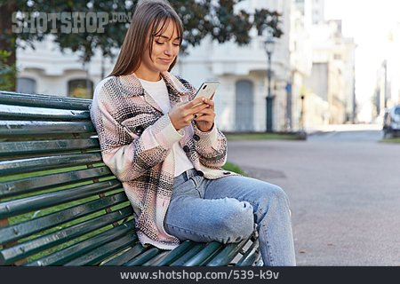 
                Junge Frau, Internet, Urban, Mobil, Smartphone                   