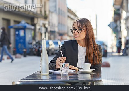 
                Geschäftsfrau, Nachdenklich, Café, Notizbuch                   
