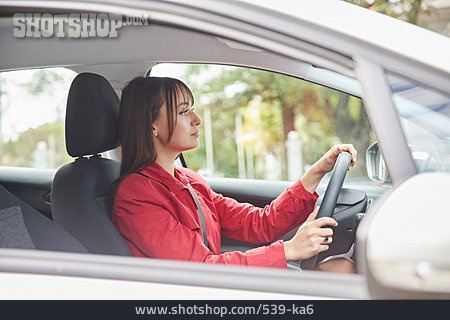 
                Autofahrt, Konzentriert, Fahrerin                   