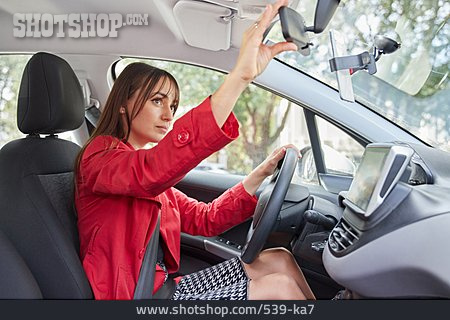 
                Autofahren, Rückspiegel, Einstellen, Fahrerin                   