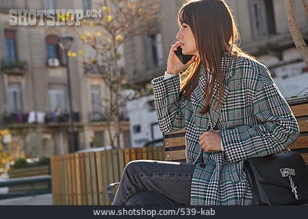 
                Junge Frau, Telefonieren, Innenstadt                   