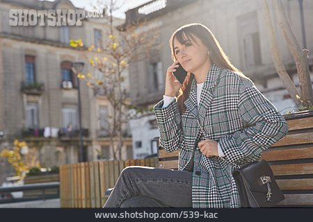 
                Junge Frau, Sonnenlicht, Telefonieren, Urban                   