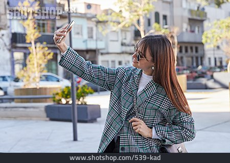 
                Junge Frau, Urban, Stadtspaziergang, Selfie                   